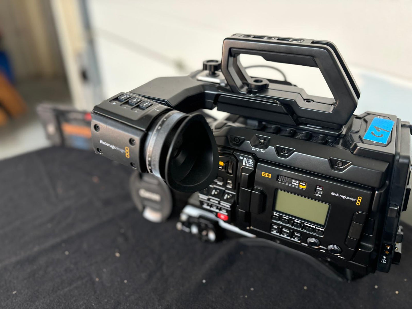 Blackmagic URSA BROADCAST G2 met Canon lens