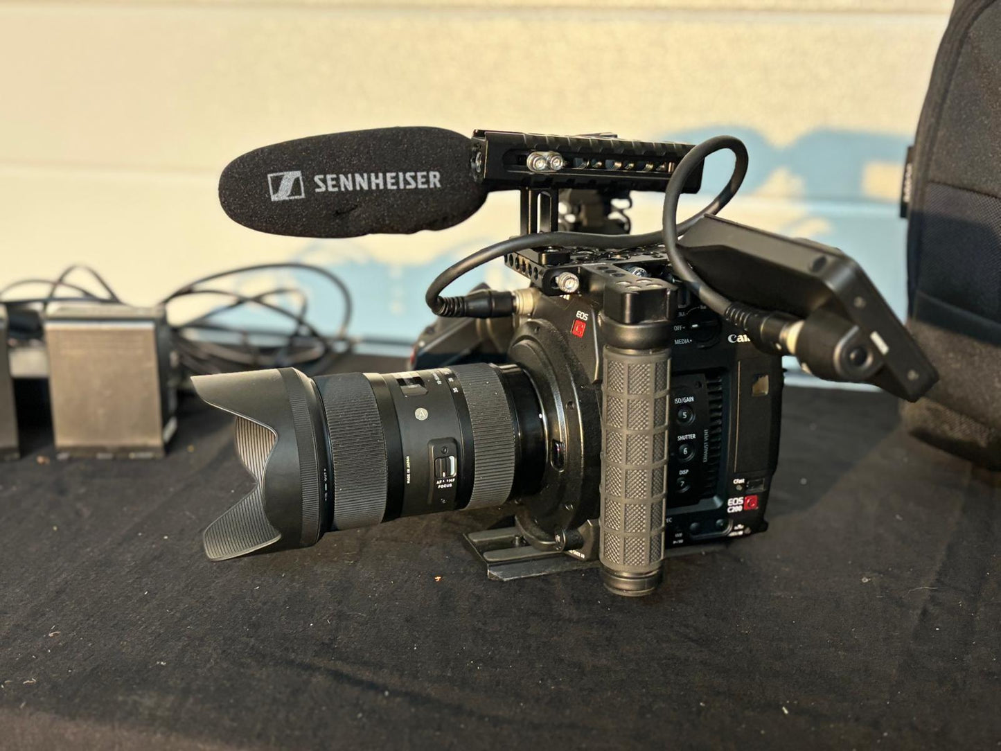 Canon EOS C200 + lens 24-70, cameratas, Opladers 2 batterijen, Voedingskabel, sennheiser microphone.